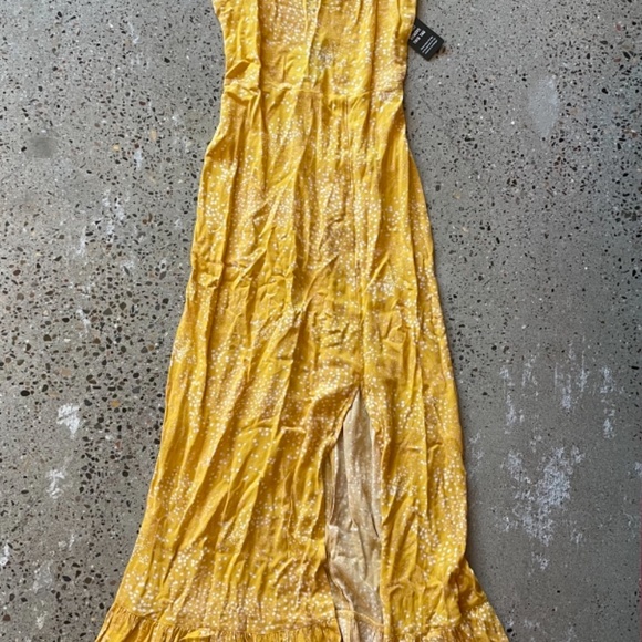 NWT Flutter Sleeve EXPRESS Floral Dress - Picture 2 of 2